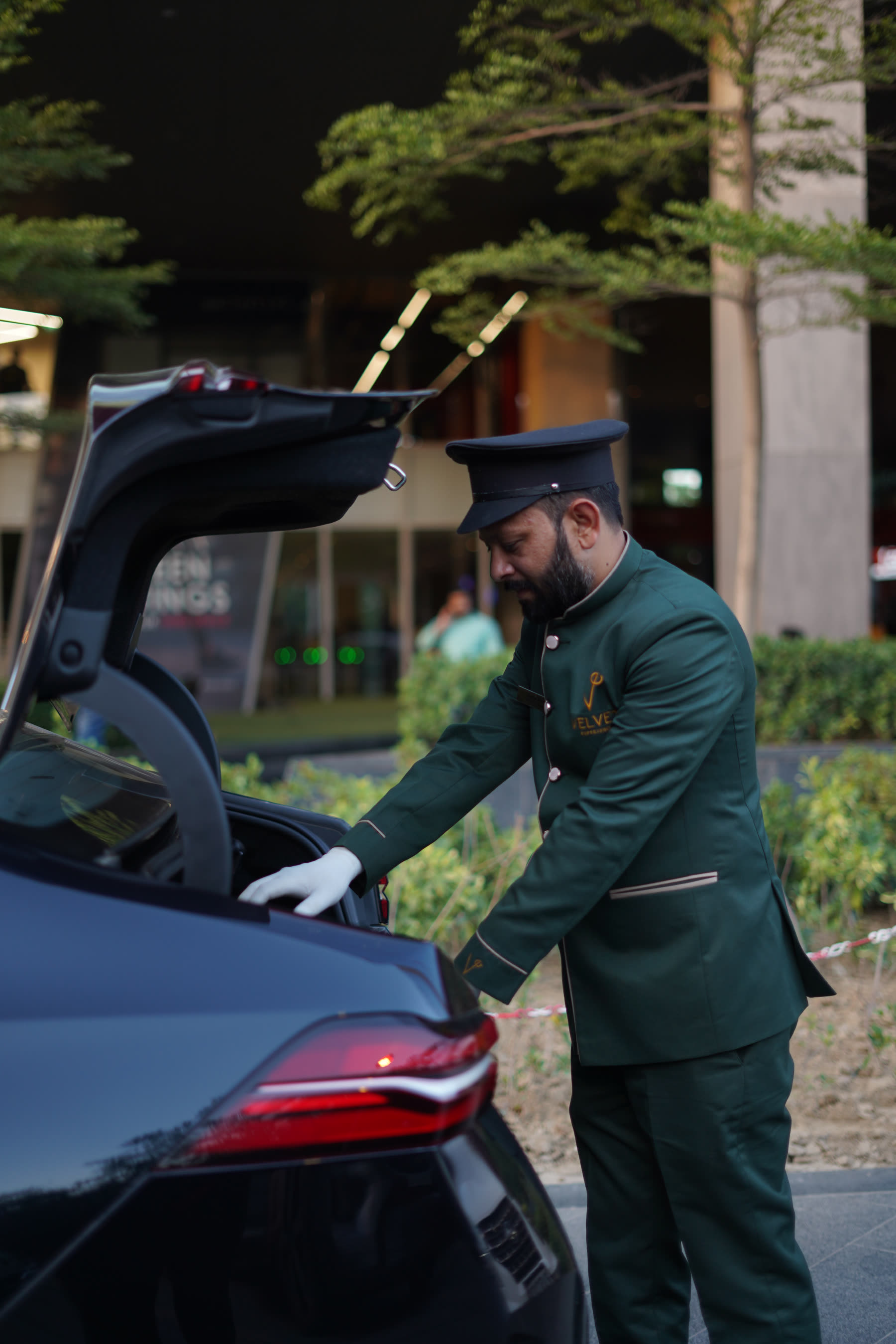 Velvet chauffeur preparing a car